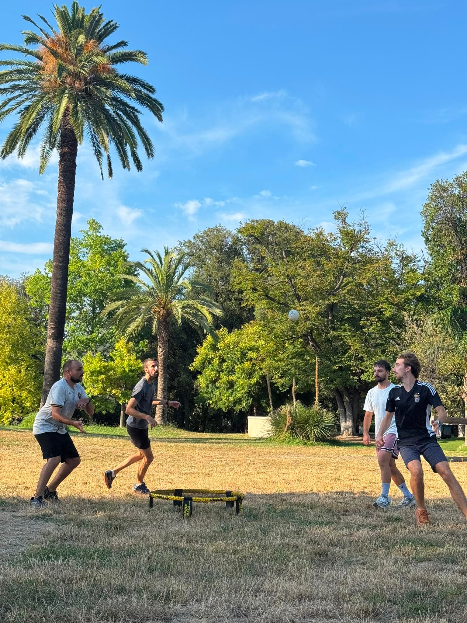 Échange de roundnet autour du filet au Castel des Deux Rois à Nice