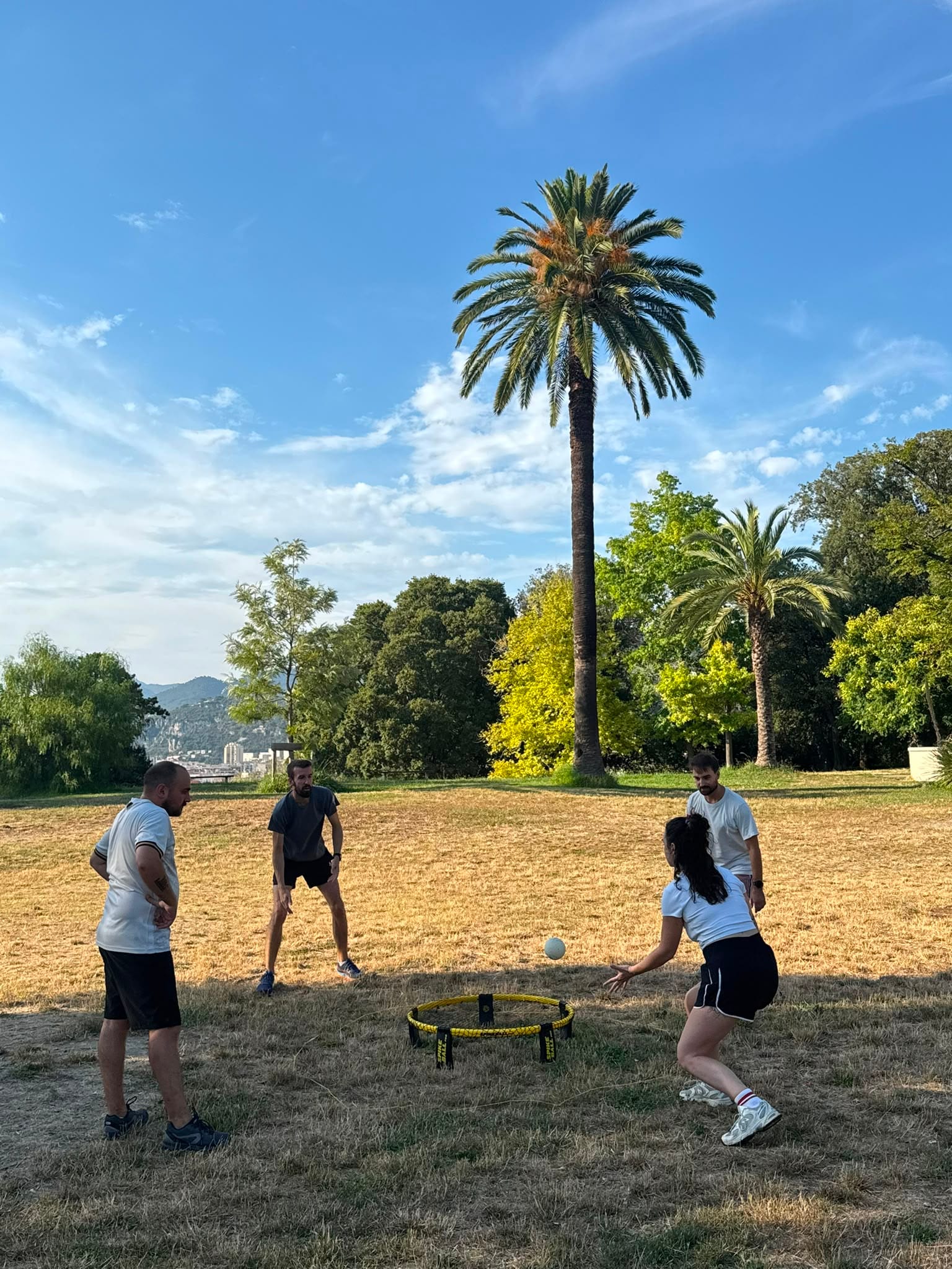 Partie de roundnet au Castel des Deux Rois à Nice, service au-dessus du filet